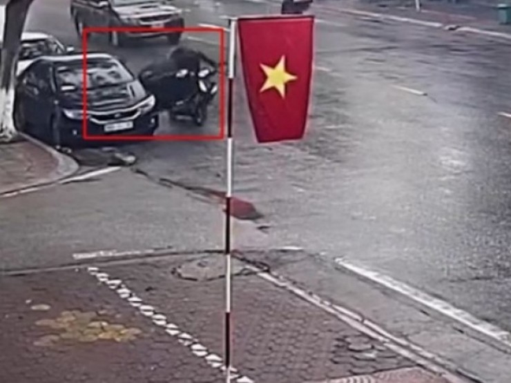 Xử lý tài xế ô tô mở cửa xe gây tai nạn