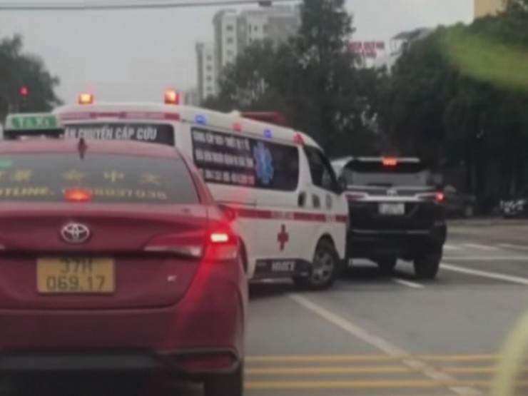 CLIP: Tài xế xe ô tô “từ chối“ vượt đèn đỏ để nhường đường cho xe cấp cứu