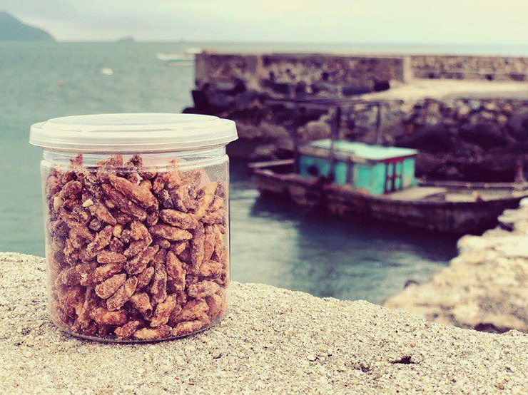 Vào mùa đông, hạt bàng khan hiếm hơn, giá có thể lên tới 500.000 đồng/kg
