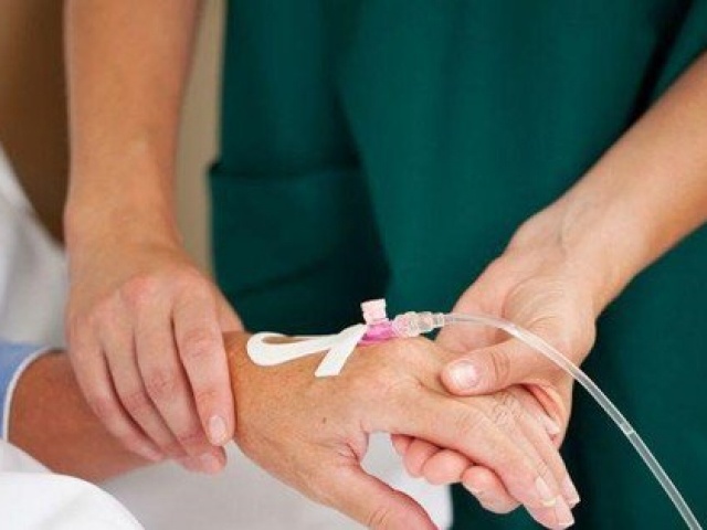 Người mắc cúm A có nên truyền dịch không?