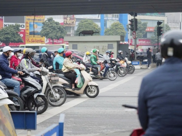 Dừng đèn đỏ đè vạch có bị phạt như lỗi vượt đèn đỏ?