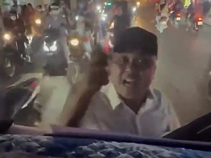 Xôn xao clip người đàn ông khiêng xe đạp đập đầu ô tô