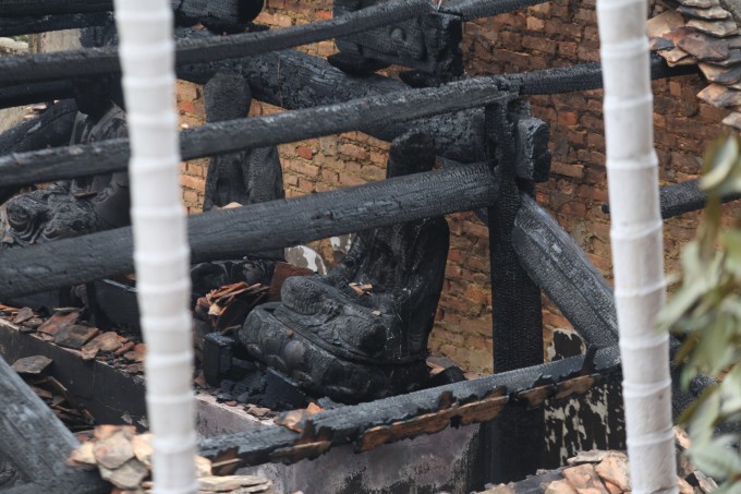 Nhiều bức tượng bị cháy đen. Ảnh: Gia Chính