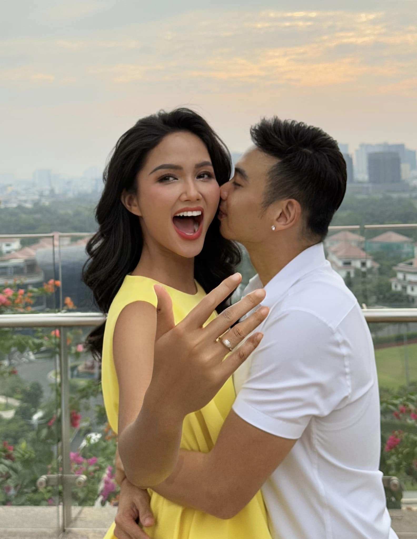 H'Hen Niê tung ảnh cầu hôn, dân mạng phát sốt trước thiết kế nhẫn có “1-0-2” - 1