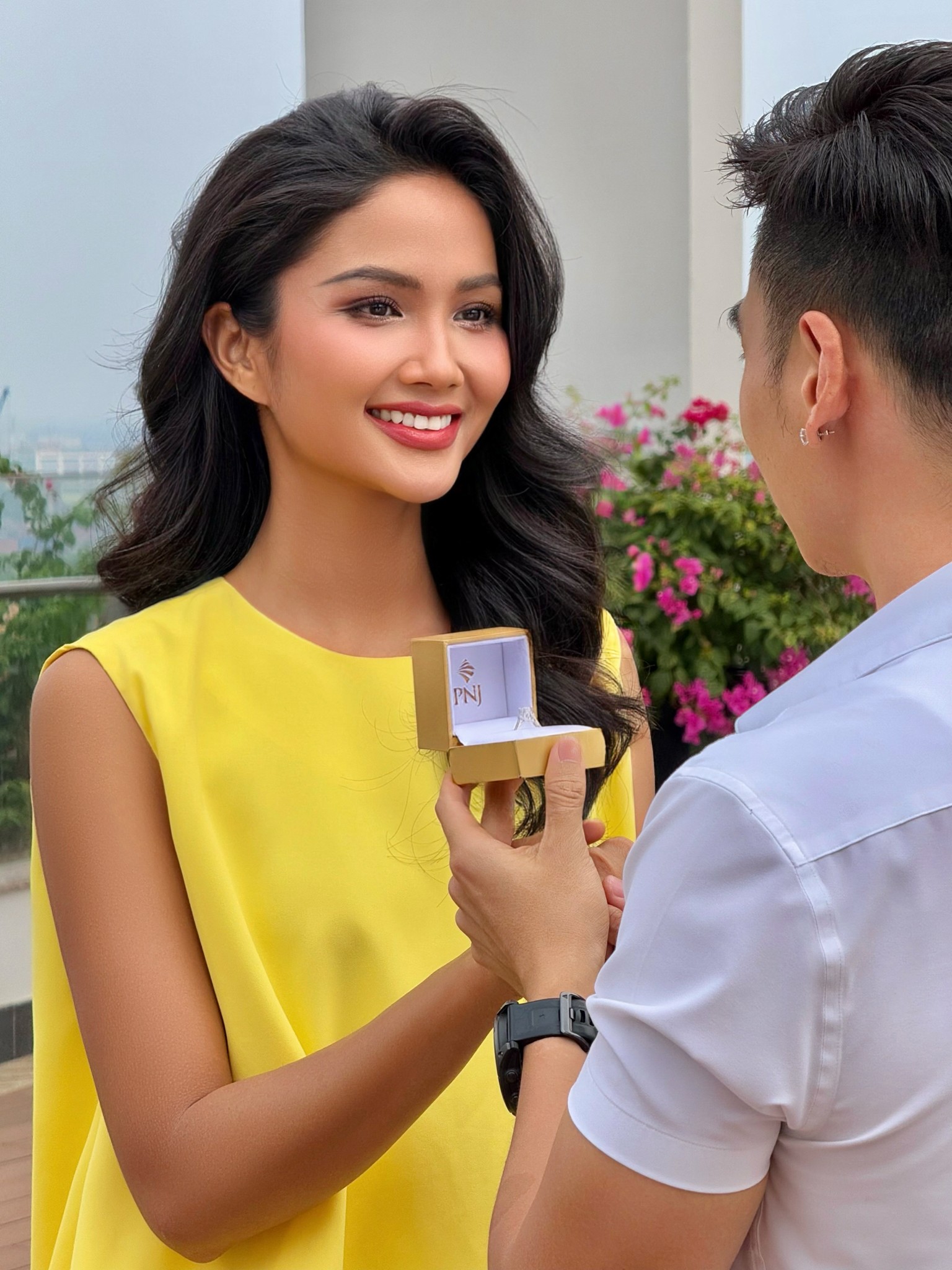 H'Hen Niê tung ảnh cầu hôn, dân mạng phát sốt trước thiết kế nhẫn có “1-0-2” - 2