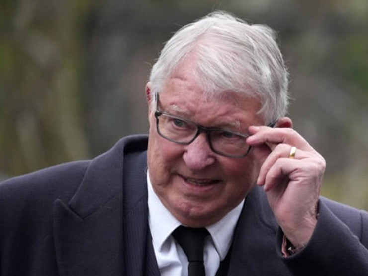 Tin mới nhất bóng đá sáng 12/2: Sir Alex Ferguson & hàng loạt sao MU dự tang lễ Denis Law