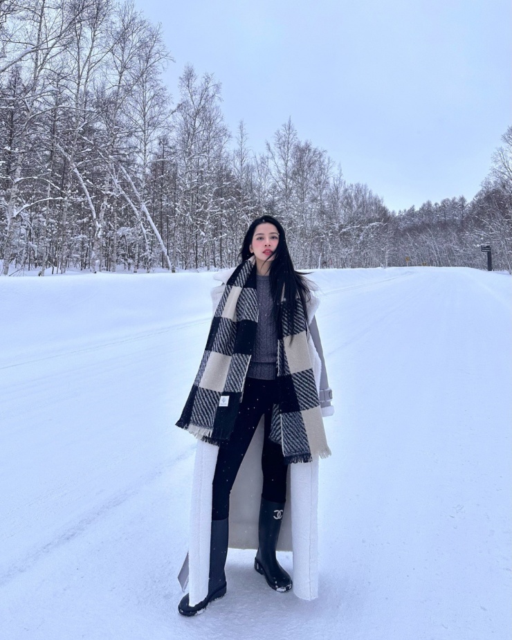 Khoe dáng trên núi tuyết Hokkaido, Chi Pu mặc đồ giữ nhiệt, phối áo len và áo khoác lông cừu. Người đẹp kết hợp boots cao su của Chanel, có giá 1.150 USD (gần 30 triệu đồng). Đây là đôi giày thường được Chi Pu sử dụng trong mùa lạnh.