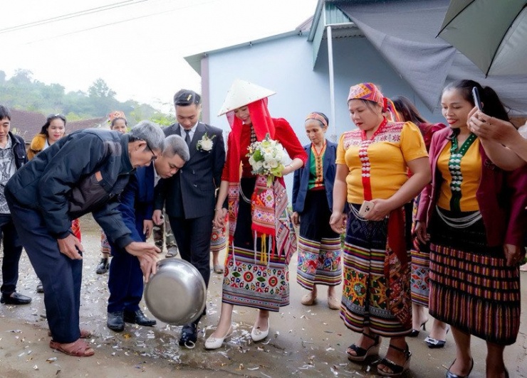 Cô dâu, chú rể thực hiện nghi thức 