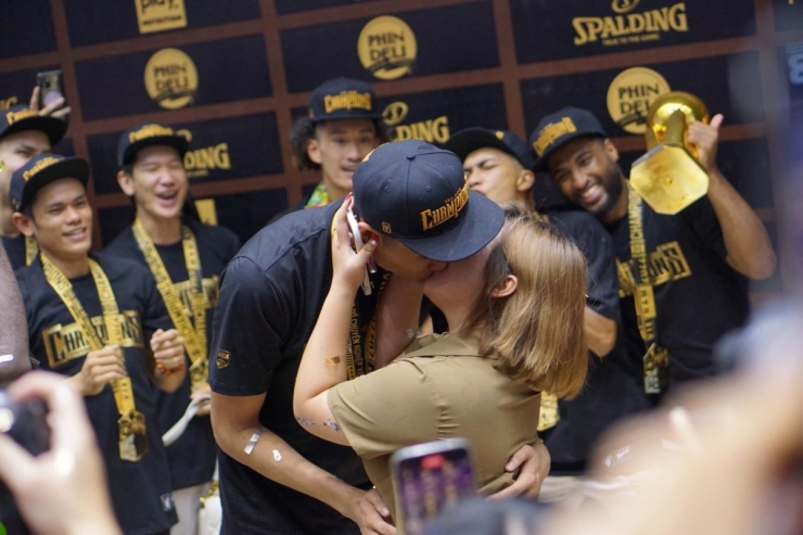 Trước đó, hồi tháng 9/2022, cầu thủ cao kều đã cầu hôn Thúy Uyên sau khi anh cùng Saigon Heat giành chức vô địch VBA 2022. Hai người trao nhau nụ hôn ngọt ngào trước sự cổ vũ của các đồng đội.