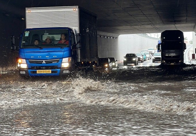 Đoạn hầm HC1 tại nút giao Nguyễn Văn Linh - Nguyễn Hữu Thọ bị ngập sáng 13/2. Ảnh: Minh Trịnh