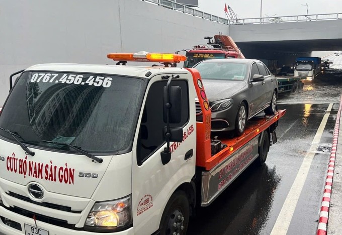 Xe chết máy phải huy động cứu hộ tới di dời, sáng 13/2. Ảnh: Minh Trịnh