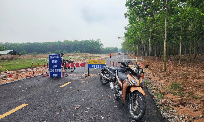 Tuyến đường xảy ra tai nạn bị chặn hai đầu để khắc phục sự cố, chiều 13/2. Ảnh: Đình Văn