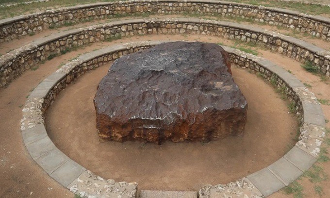 Thiên thạch Hoba có hình dáng tương đối vuông vức. Ảnh: Bas Idsinga