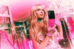 Ra mắt Motorola Razr Plus Paris Hilton màu hồng cực đẹp