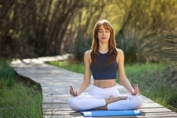 4 tư thế yoga giúp làm chậm tốc độ lão hóa