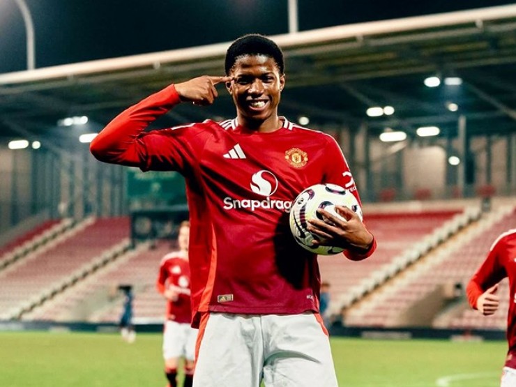 “Thần đồng“ 17 tuổi của MU ghi hat-trick đè bẹp Chelsea, ăn mừng như Rashford