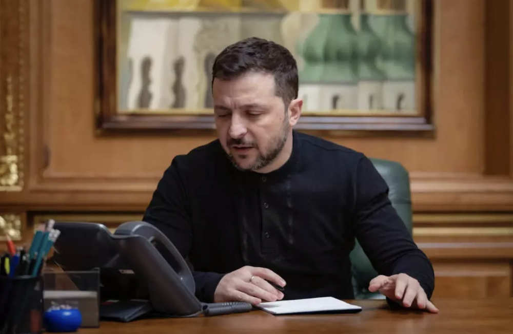 Ông Zelensky trong một cuộc điện đàm với ông Trump. Ảnh: AFP.