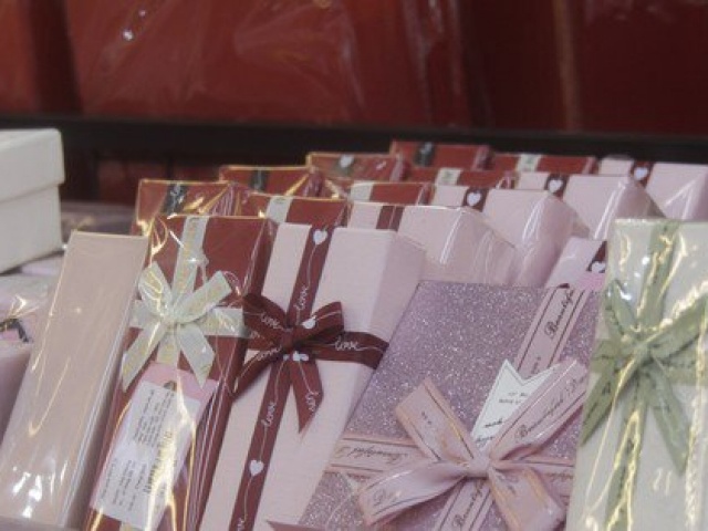 Áp lực tặng quà ngày Valentine