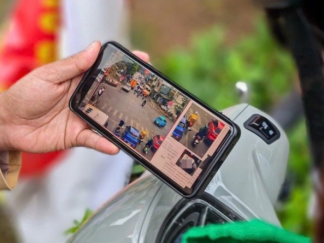 Tài xế xe máy vượt đèn đỏ ở Hà Nội, ngỡ ngàng vì bị phạt qua camera