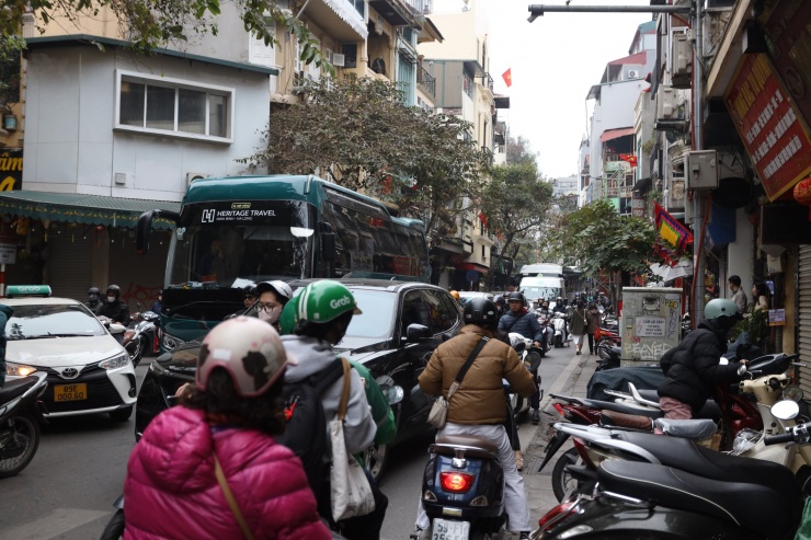 Xe trên 16 chỗ 'khuấy đảo' phố cổ Hà Nội - 7