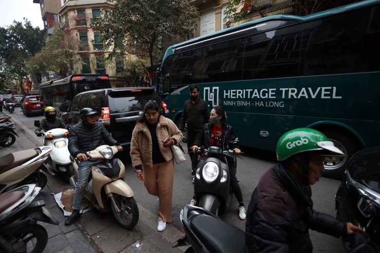 Xe trên 16 chỗ 'khuấy đảo' phố cổ Hà Nội - 8