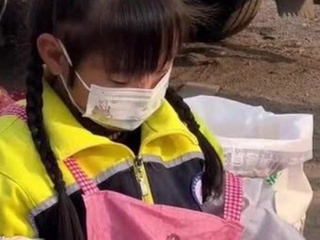 Bức ảnh hai đứa trẻ giữa khu chợ khiến nhiều bậc cha mẹ giật mình xem lại cách nuôi dạy con