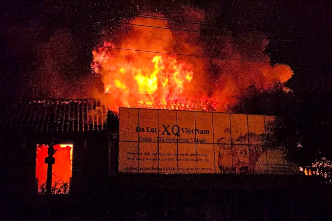 Lửa bốc cháy ở khu vực trưng bày. Ảnh: Khánh Hương