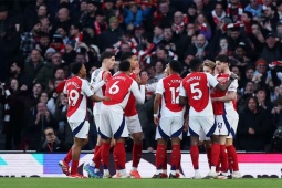 Arsenal kém Liverpool 7 điểm, học MU thời Ferguson để ngược dòng vô địch