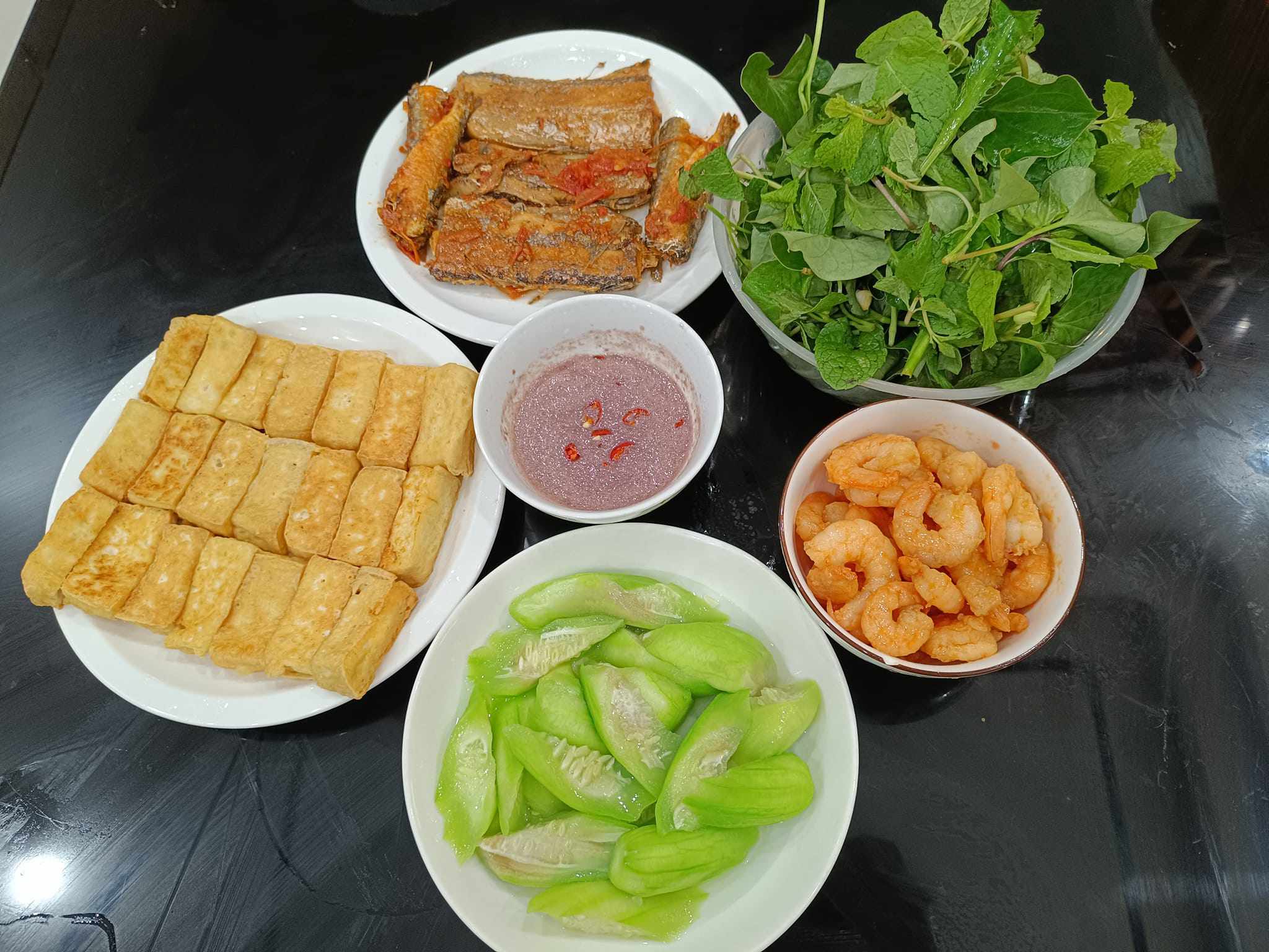 Cá hố sốt cà chua, tôm rim, đậu phụ chiên, mướp luộc.