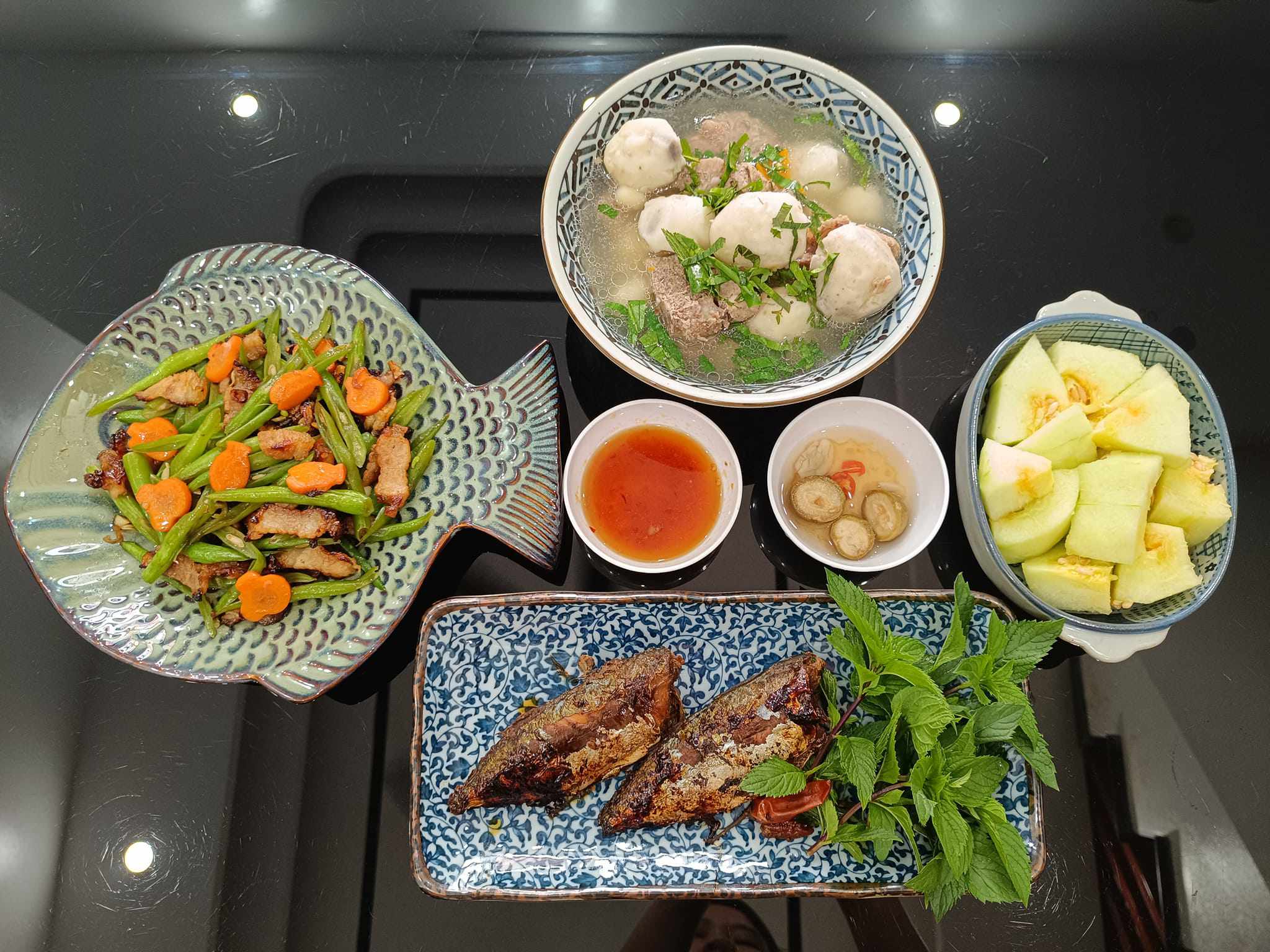 Canh khoai sọ ninh xương, cá bạc má kho mật mía, thịt xào đậu cà rốt.