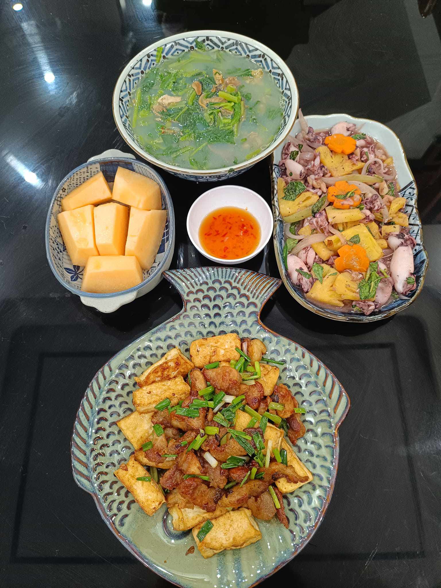 Đâuj - thịt rang cháy cạnh, mực xào dứa, canh trai rau cải.