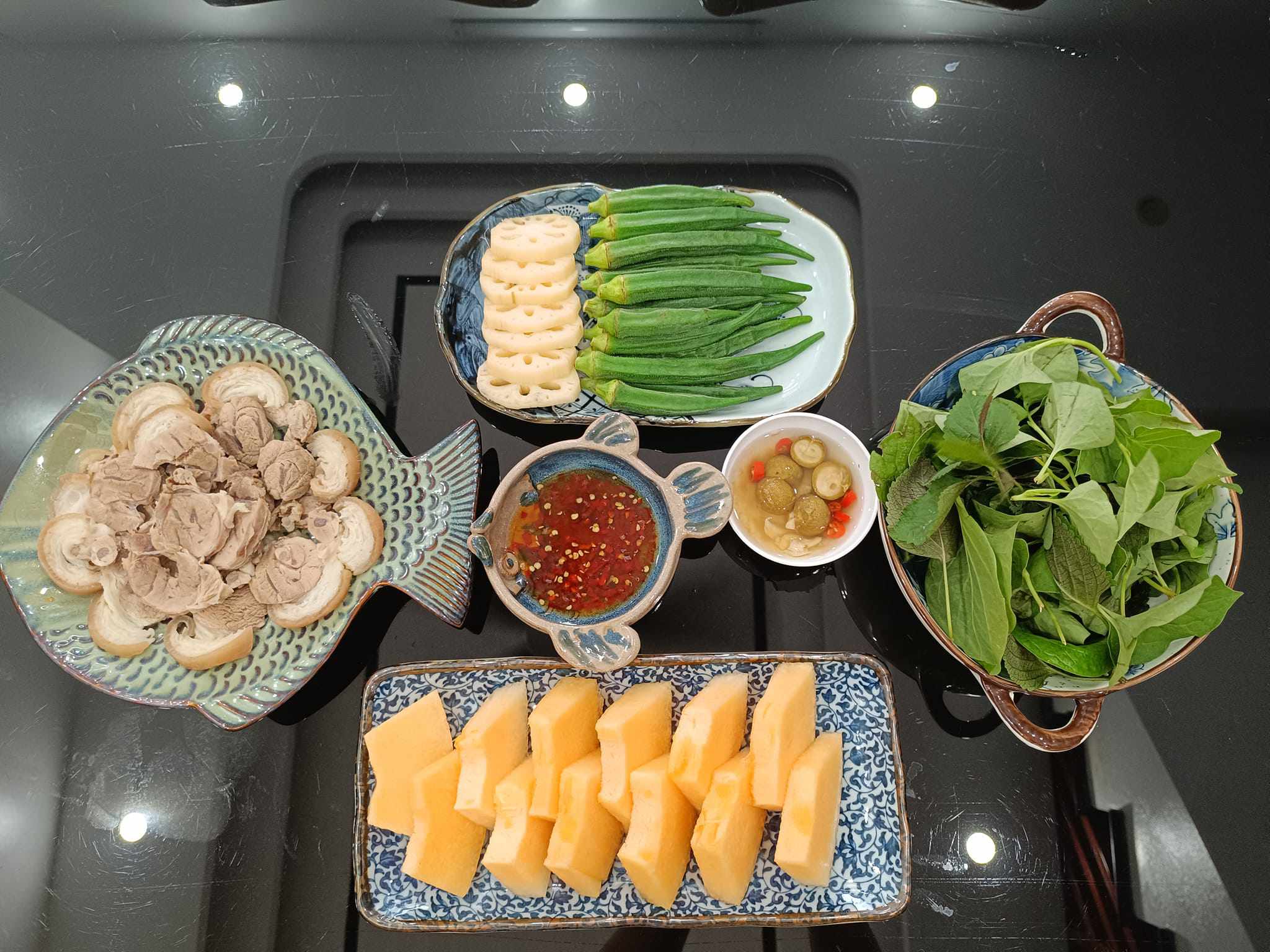 Thịt luộc, đậu bắp - củ sen hấp; rau thơm, dưa vàng.