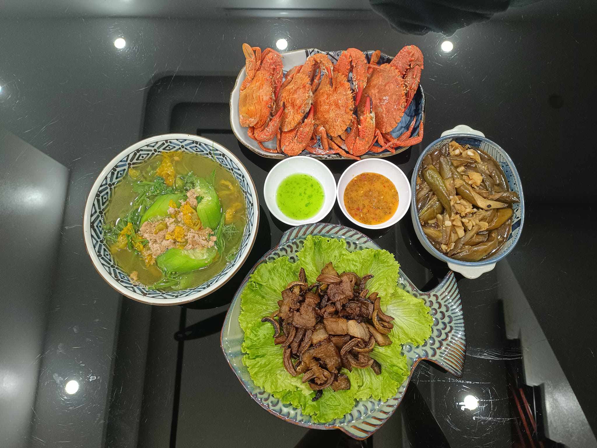 Ghẹ đá hấp, cà tím om xì dầu, thịt rang trám, canh mướp cáy.