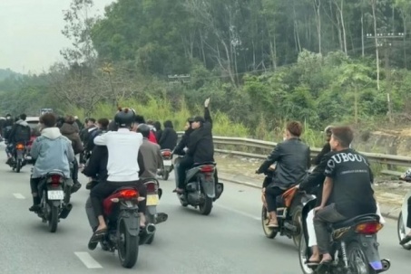 VIDEO: Hàng chục thanh niên "đầu trần" chạy xe máy trên quốc lộ