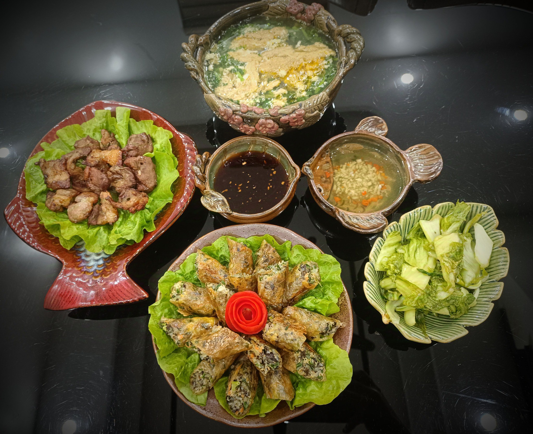 Dưa bắp cải, nem rán truyền thống, thịt ba chỉ nướng than hoa, canh cua.