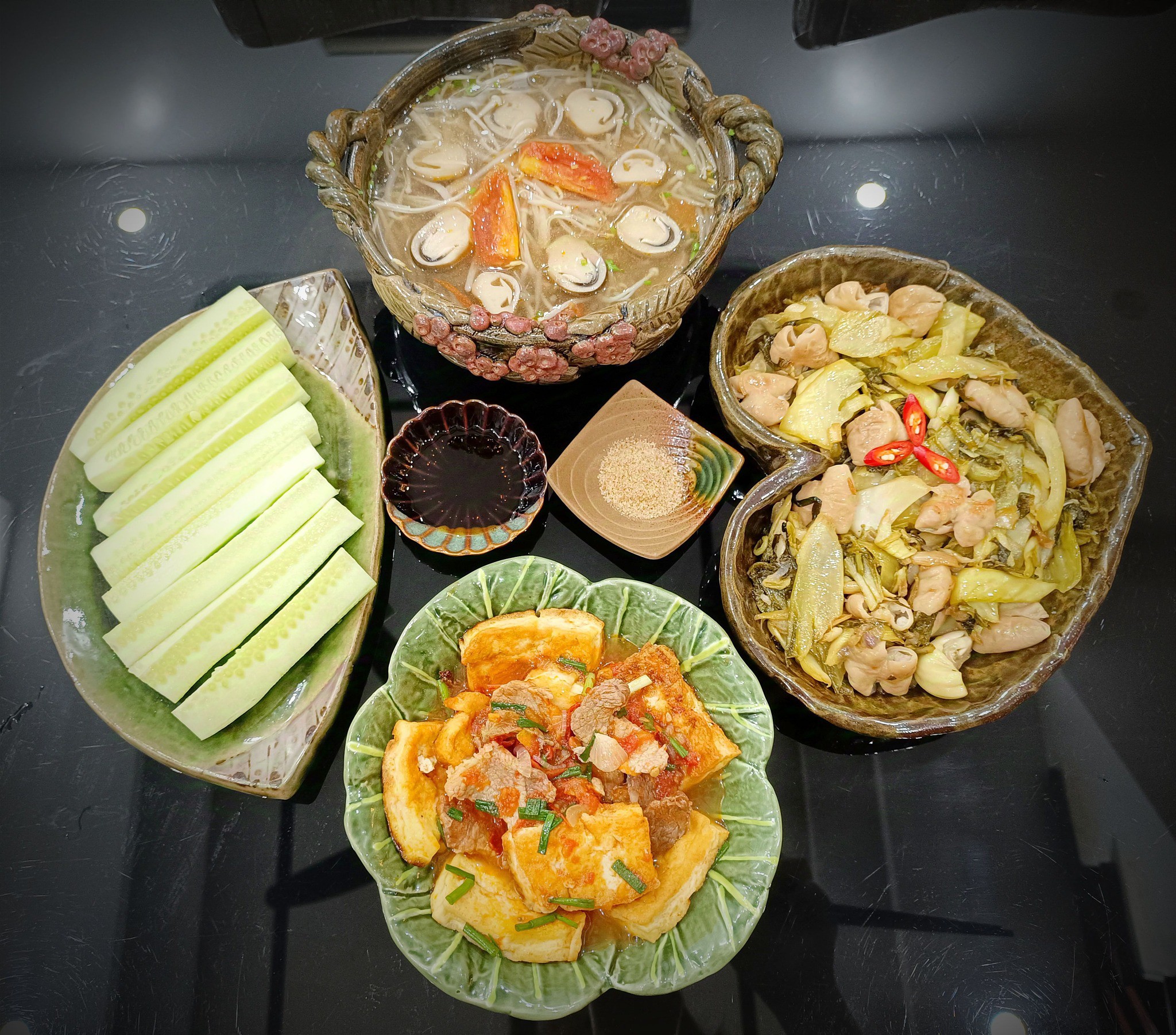 Lòng xào dưa, thịt đậu sốt cà chua, dưa chuột, canh nấm giá đỗ cà chua.