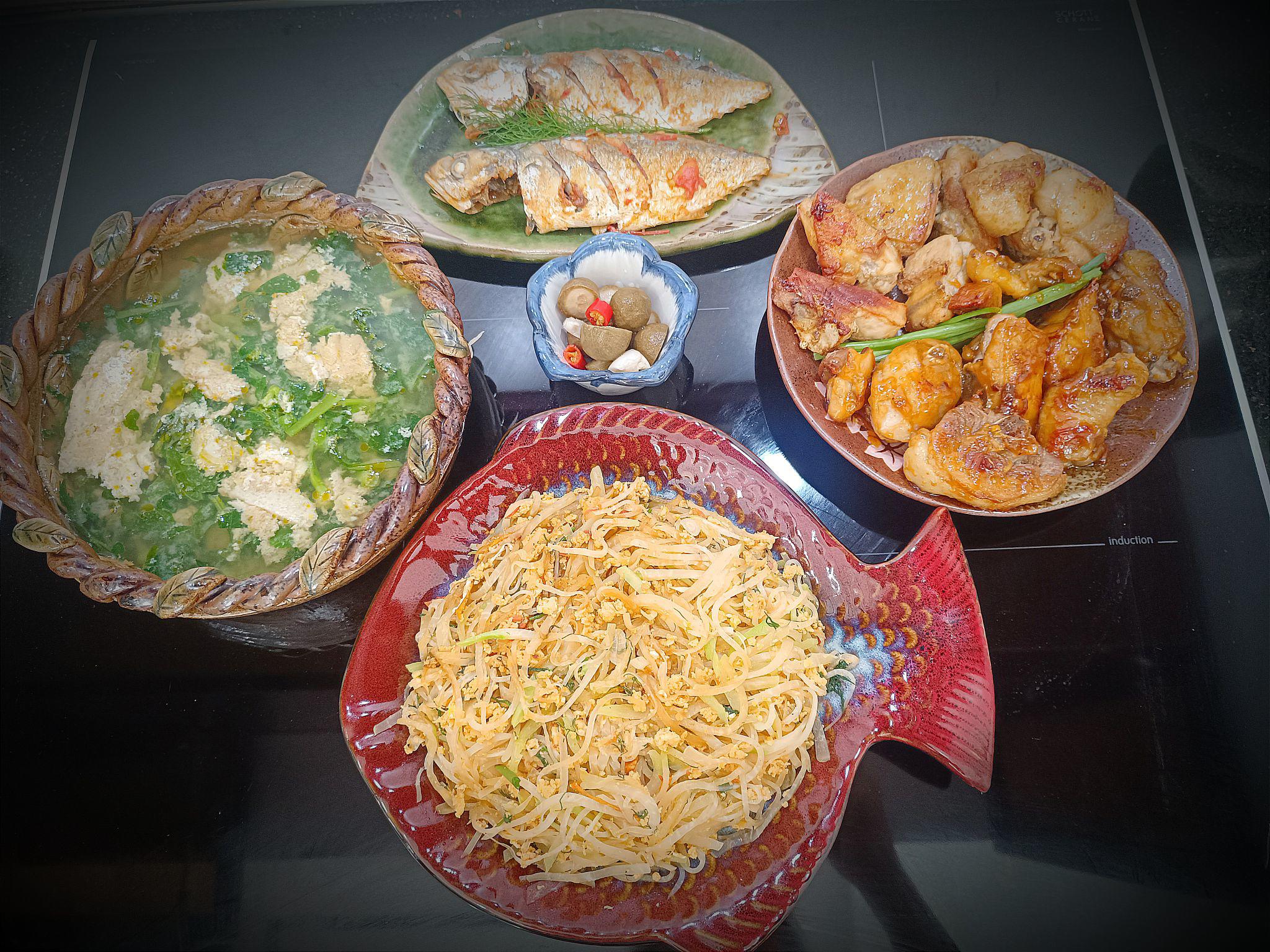 Cá bạc sốt cà chua, thịt gà chiên sốt phô mai, su hào xào, canh cua.