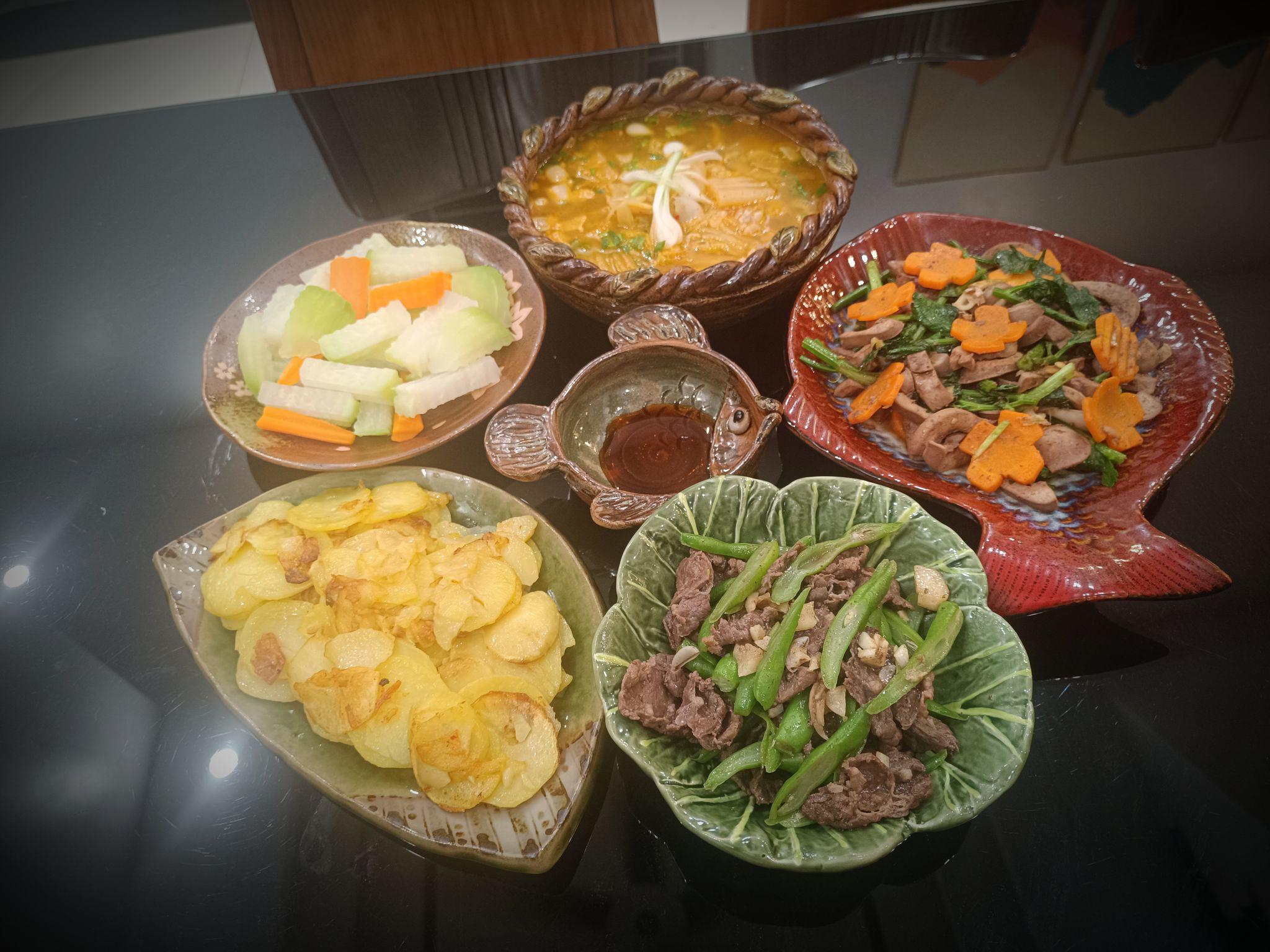 Canh kim chi, bầu dục xào cần tỏi, thịt bò xào đậu cove, khoai tây xào tỏi, rau củ luộc.