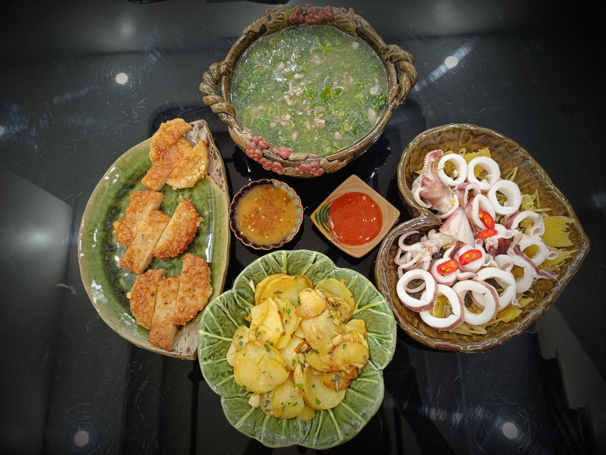 Mực luộc, canh rau cải thịt bằm, chả cốm, khoai tây xào tỏi.