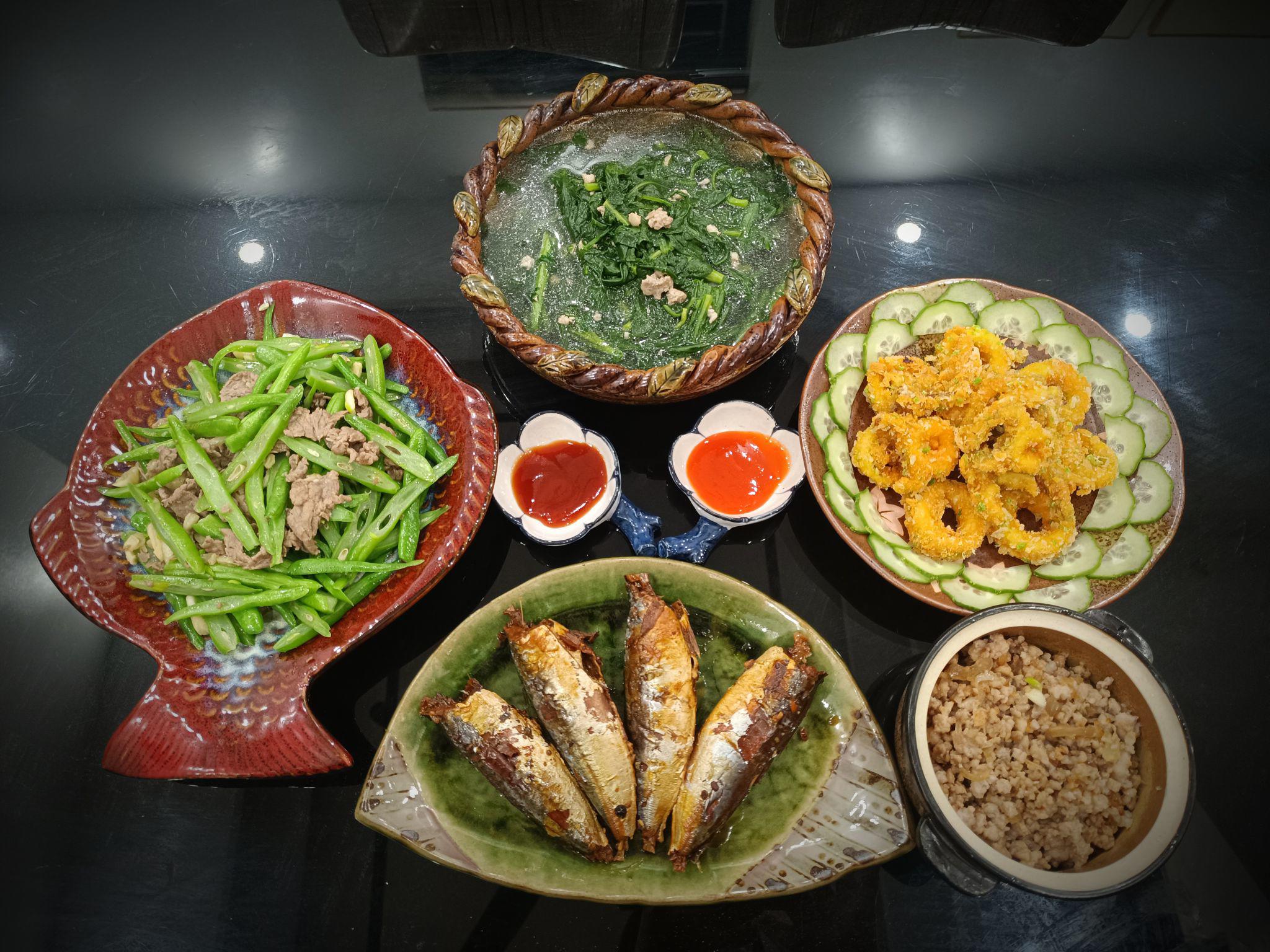 Canh cải cúc thịt bằm, thịt bò xào đậu cove, cá nục kho mật mía, mực chiên xù.