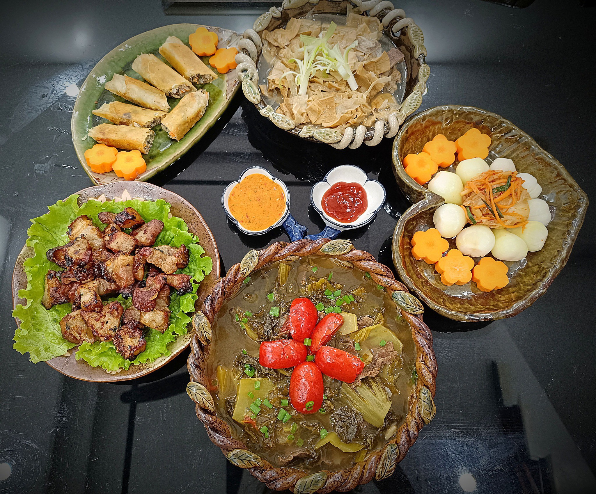 Dưa hành - kim chi, thịt ba chỉ nướng than hoa, thịt bò nấu canh dưa, canh măng, nem cuốn bằng vỏ bò bía.