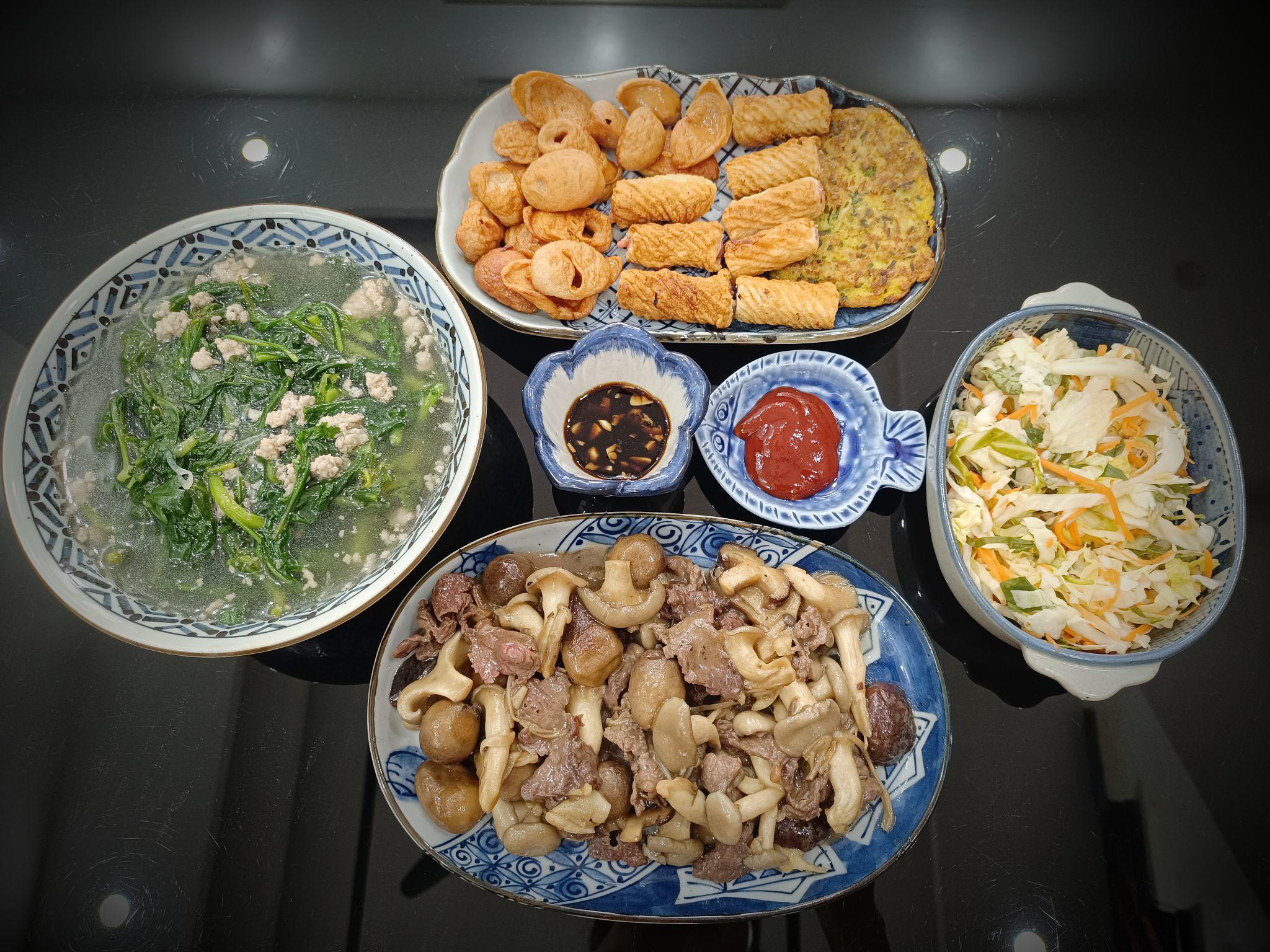 Dưa bắp cải muối, thịt vịt xào nấm, canh cải cúc thịt bằm, xúc xích chả mực nhúng lẩu chiên.