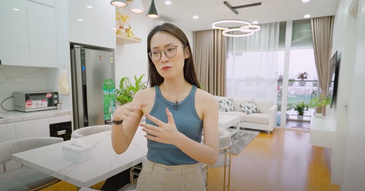 Nữ MC khiến nhiều người trầm trồ choáng ngợp khi khoe căn hộ được tậu ở tuổi 22.