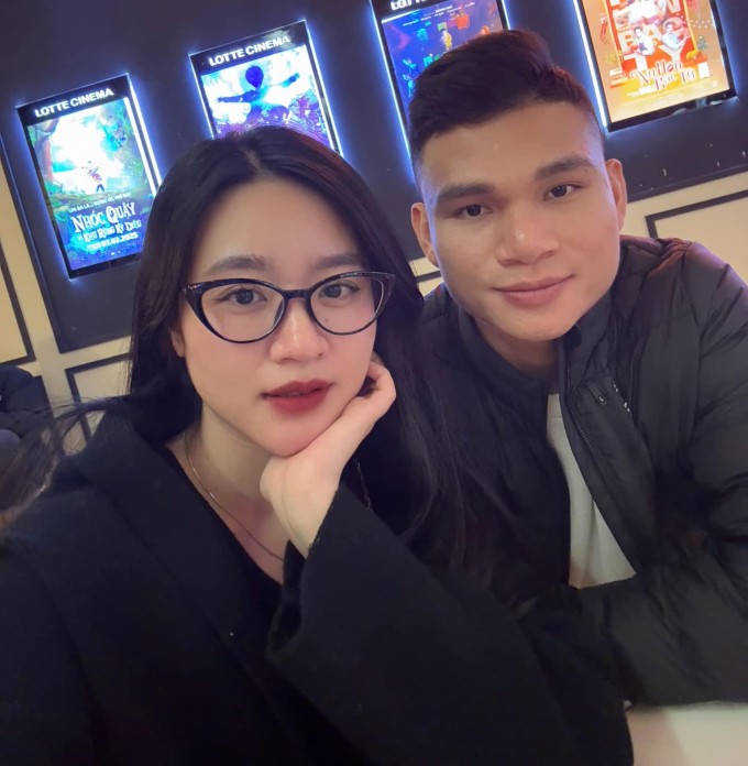 Hậu vệ Phạm Xuân Mạnh đưa bà xã Dung Trần đi xem phim. Xuân Mạnh hiện khoác áo CLB Hà Nội còn vợ con anh vẫn sống ở Nghệ An. Hai vợ chồng anh hiện không có nhiều thời gian dành cho nhau bởi các giải bóng đá trong nước đã trở lại sau Tết Nguyên đán 2025.