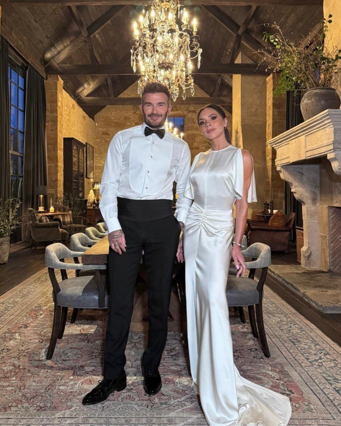 Cựu tiền vệ David Beckham và bà xã Victoria dự bữa tiệc tối tại dinh thự Highgrove của Vua Charles III hồi đầu tháng 2.