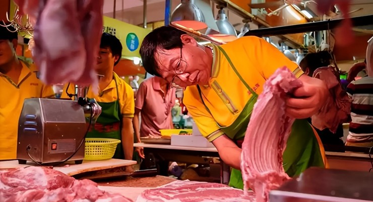 Quyết định rẽ hướng sang buôn bán thịt lợn của cả nhân đại học Lục Bộ Hiên từng trở thành tâm điểm tranh cãi. Ảnh: Baidu