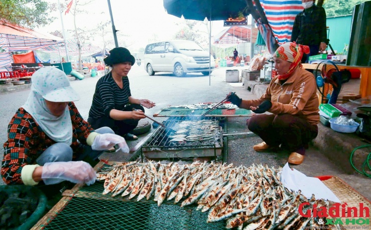 Chị Nguyễn Thị Hợi, xã Diễn Kim cho biết, sau Tết, biển vùng lộng xuất hiện nhiều loại cá, nhưng cá trích luôn chiếm ưu thế trong ẩm thực miền biển.