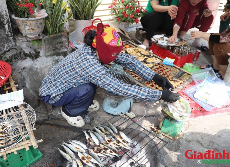 Chị Lê Thị Cao, xã Diễn Kim, với gần 10 năm kinh nghiệm nướng cá trích biển, cho biết mỗi ngày nướng từ 40kg - 50kg cá, có ngày lên tới gần 1 tạ. Thu nhập từ việc bán cá trích nướng đã trở thành nguồn kinh tế chính của gia đình.