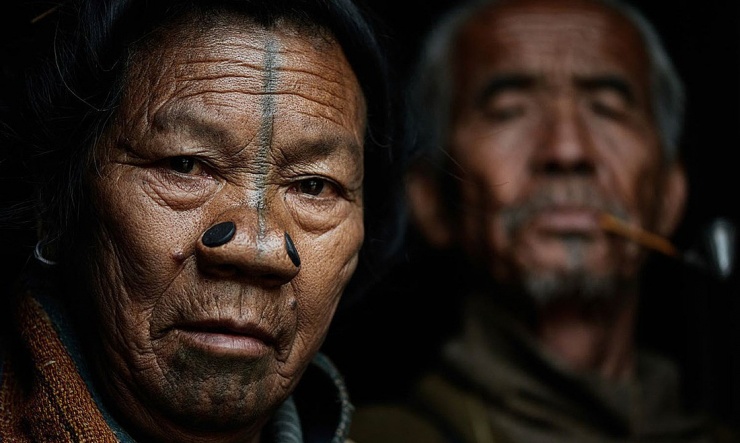 Bộ tộc bắt phụ nữ xăm mặt, bịt lỗ mũi để bớt đẹp - 3