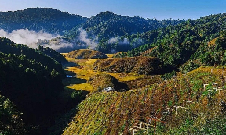 Bộ tộc bắt phụ nữ xăm mặt, bịt lỗ mũi để bớt đẹp - 1